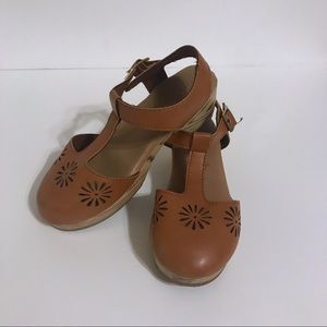 Old Navy Tan Clog